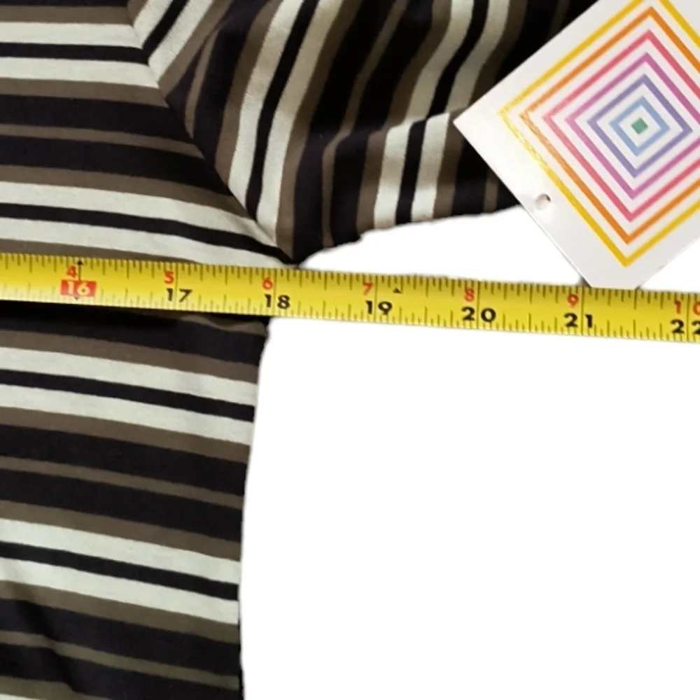NWT LuLaRoe Lynnae Long Sleeve T Size S (Size 6-8)